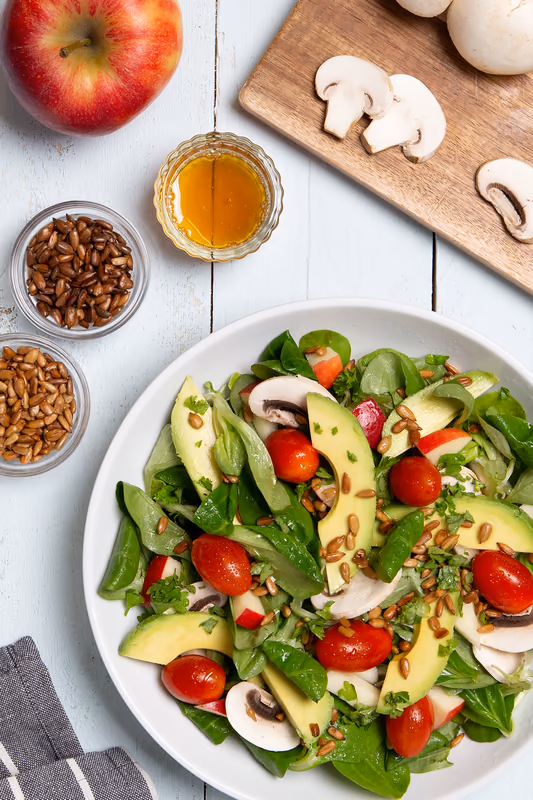 Frischkostsalat mit Avocado und Tomaten, Food-Styling
